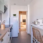 2br Near Centre - Boho Style, Hidden Room, Free Parking Apartment