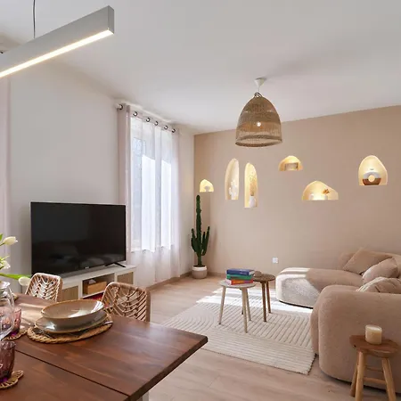 2br Near Centre - Boho Style, Hidden Room, Free Parking *