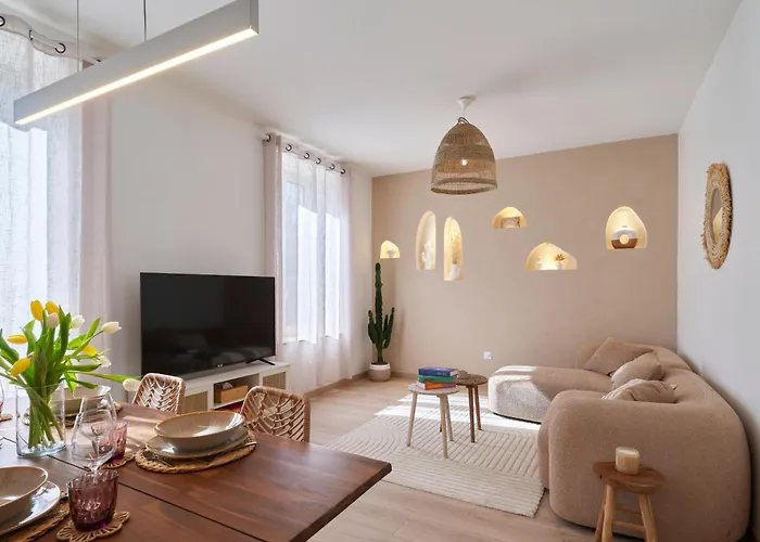 2br Near Centre - Boho Style, Hidden Room, Free Parking *